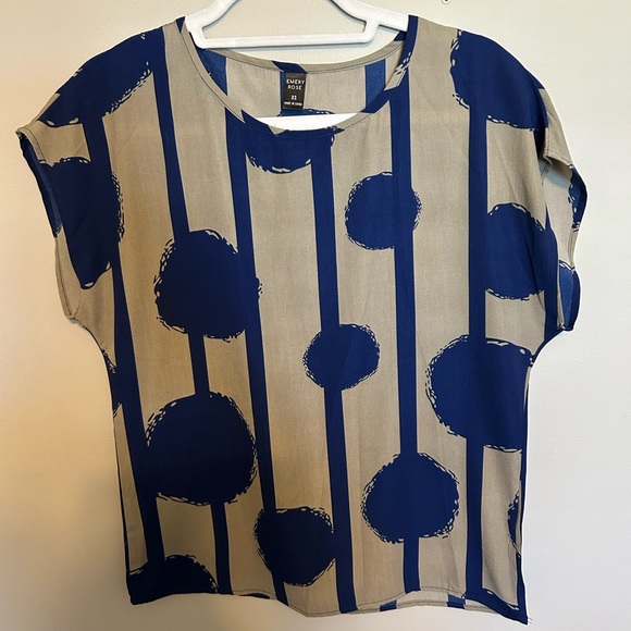 Emery Rose Graphic Print Blouse - Picture 3 of 4